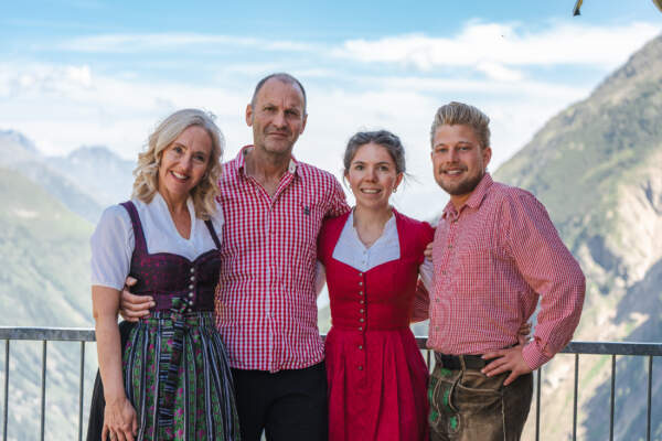 Zwei Generationen von Pächtern der Sulzenauhütte (c