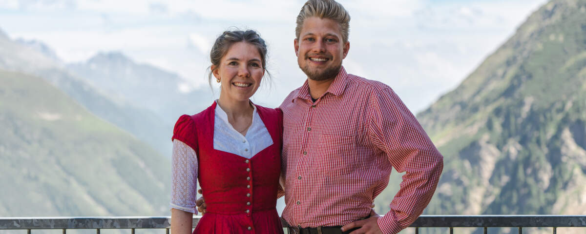 Die Hüttenwirte Tamara und Florian auf der Aussichtsterrasse