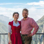 Die Hüttenwirte Tamara und Florian auf der Aussichtsterrasse