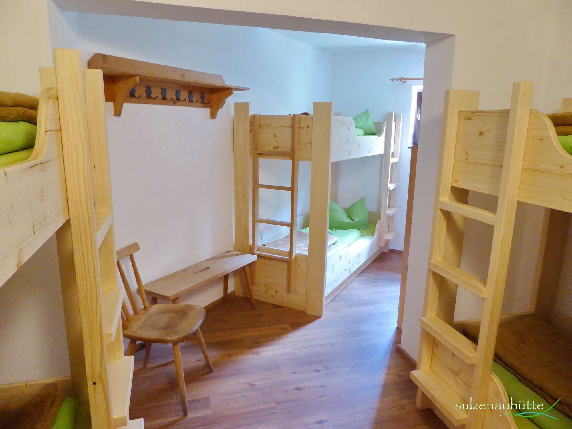 6 person room